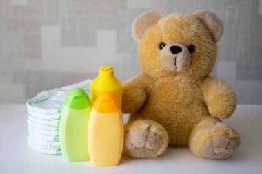 Tek kullanımlık bebek bezleri, bebek aksesuarları ve oyuncak ayı