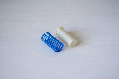 beyaz arka plan üzerinde mavi saç bukleler. Bigudi