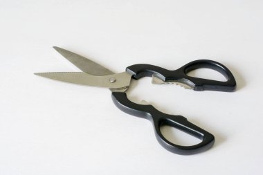 Beyaz bir arka plan üzerinde izole bir makas çifti