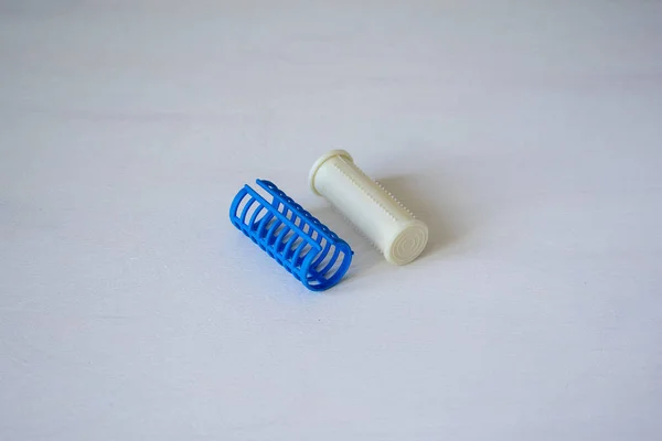 Rizadores de pelo azul sobre fondo blanco. rulos — Foto de Stock