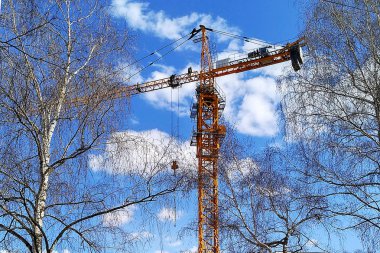 Yapı vinci ve mavi gökyüzüne karşı bina.