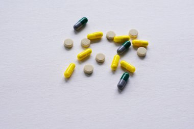 Haplar, tabletler ve kapsüller beyaz bir arka plan üzerinde. Tıp, eczacılık ve sağlık hizmetleri kavramı