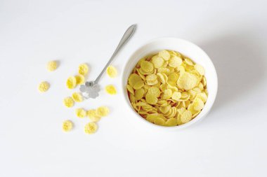 Beyaz arka plan üzerinde mısır gevreği ve süt ile sağlıklı kahvaltı