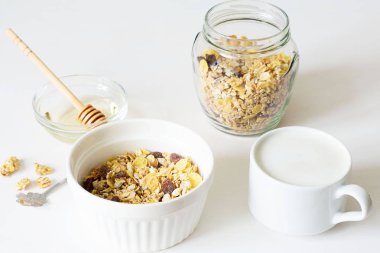 Sağlıklı kahvaltı. Beyaz arka planda taze granola