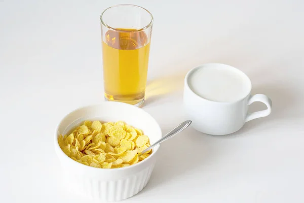 Desayuno saludable con copos de maíz y leche sobre fondo blanco —  Fotos de Stock