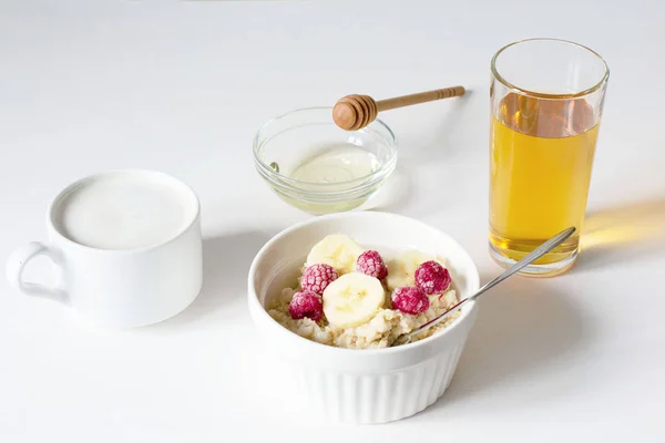 一碗在白色背景上的燕麦片。健康早餐 — 图库照片