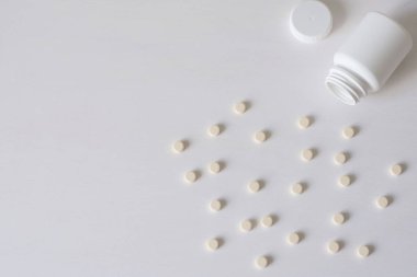 Beyaz arka planda haplar. Tıp, eczacılık ve sağlık hizmetleri kavramı