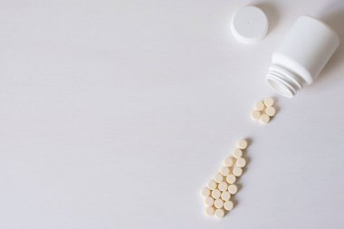 Beyaz arka planda haplar. Tıp, eczacılık ve sağlık hizmetleri kavramı