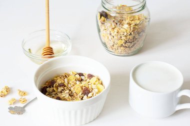 Sağlıklı kahvaltı. Beyaz arka planda taze granola