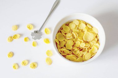 Beyaz arka plan üzerinde mısır gevreği ve süt ile sağlıklı kahvaltı