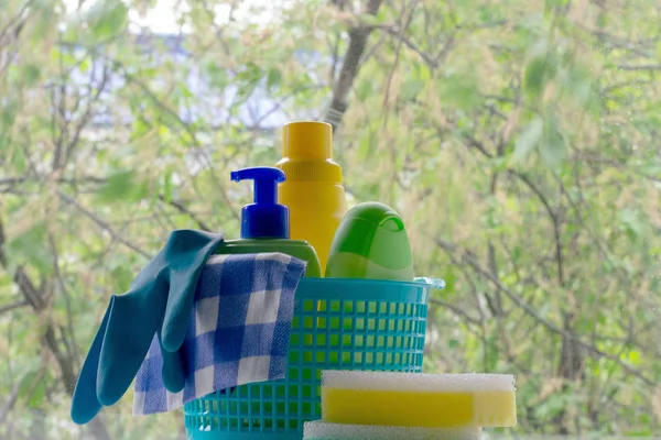 Limpieza. Cesta con esponjas y botellas de productos químicos. Guantes de goma y toalla de papel. Productos químicos domésticos — Foto de Stock
