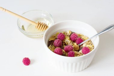 Sağlıklı kahvaltı. Beyaz arka planda taze granola