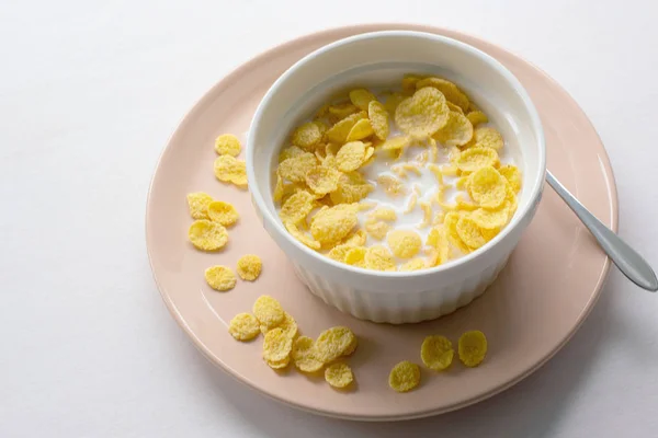 Egészséges reggeli kukoricapehely és tej fehér alapon — Stock Fotó