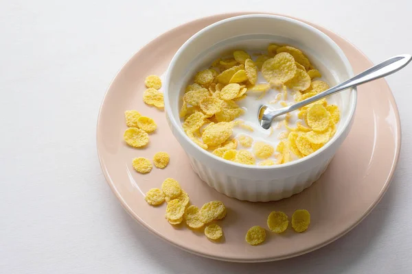 Gesundes Frühstück mit Cornflakes und Milch vor weißem Hintergrund — Stockfoto