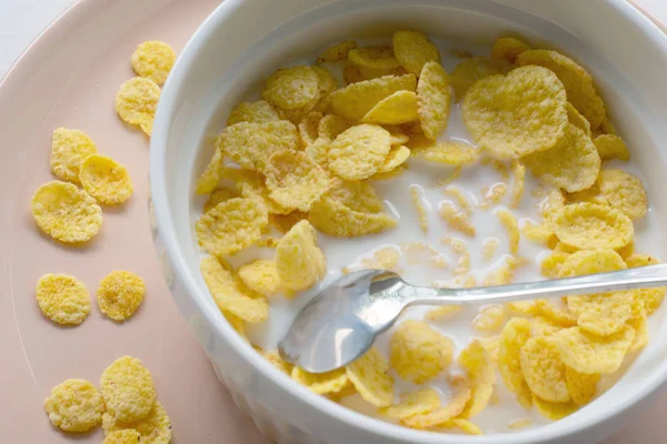 Gesundes Frühstück mit Cornflakes und Milch vor weißem Hintergrund — Stockfoto