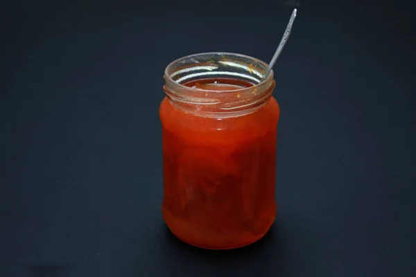 Skleněná sklenice džemu na tmavém pozadí — Stock fotografie