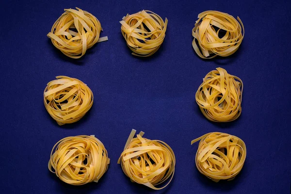 Dry pasta yellow on a dark background. Italian food — Stock Photo, Image
