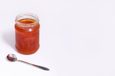Beyaz bir arka planda reçel cam kavanoz