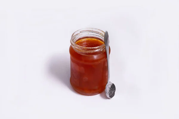 Pot de confiture en verre sur fond blanc — Photo