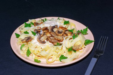 Koyu arka planda mantar ile makarna.