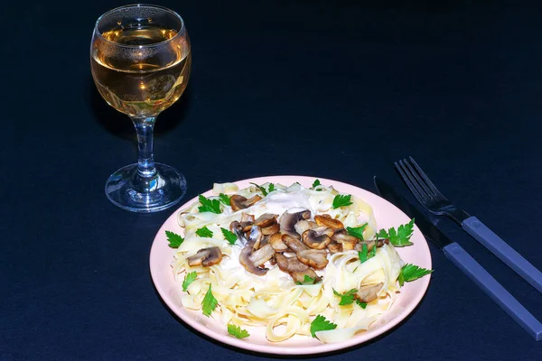 Pasta med svampe på en mørk baggrund . - Stock-foto