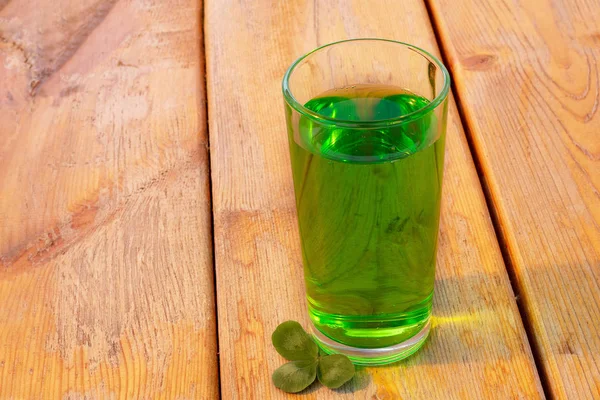 Een glas groen bier voor St. Patrick's Day — Stockfoto