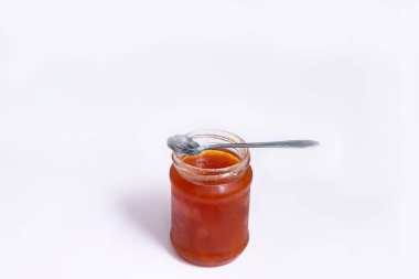 Beyaz bir arka planda reçel cam kavanoz