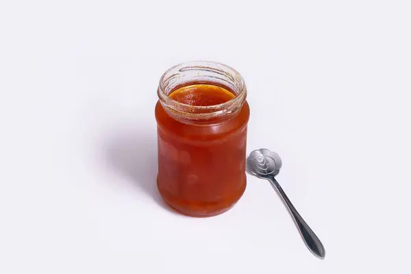 Pot de confiture en verre sur fond blanc — Photo