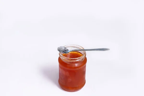 Pot de confiture en verre sur fond blanc — Photo