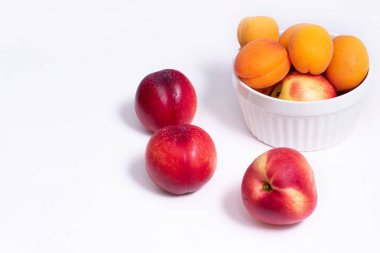 Beyaz arka planda izole tüm nektarin ve kayısı meyve grubu