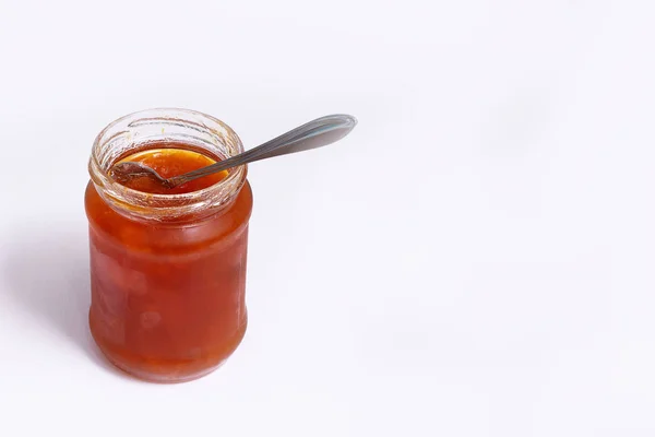 Pot de confiture en verre sur fond sombre — Photo