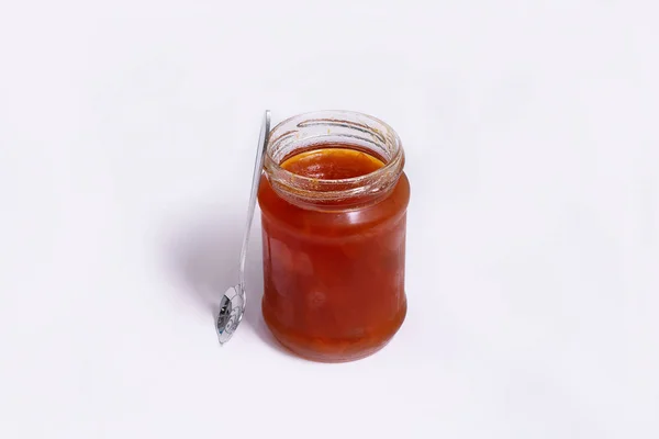 Pot de confiture en verre sur fond blanc — Photo