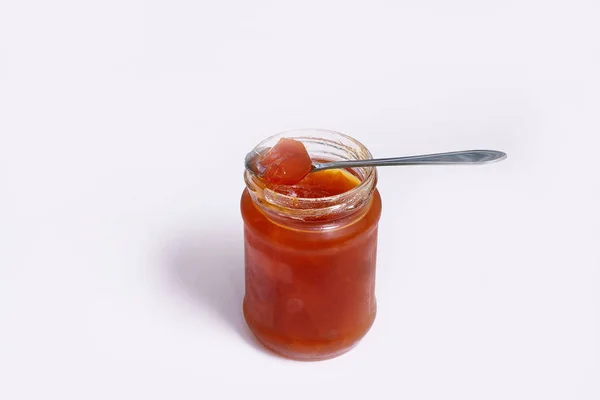 Pot de confiture en verre sur fond sombre — Photo