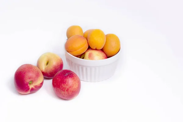 Groep van hele nectarine en abrikozen fruit geïsoleerd op witte achtergrond — Stockfoto