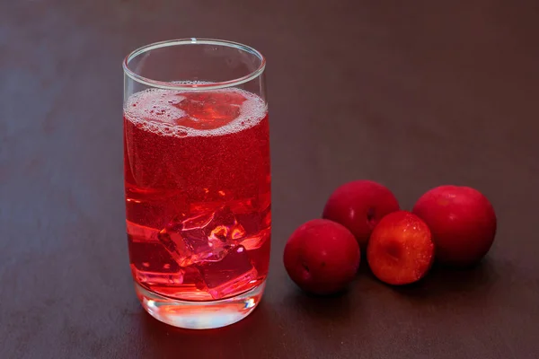 Pijte s ledem na tmavém pozadí. Čerstvý koktejl. Čerstvý Letní koktejl se švestkami a ledovou kostkou. Sklenice limonády na tmavém pozadí. — Stock fotografie