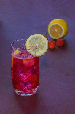 Koyu bir arka plan üzerinde çilek buz ile içilir. Taze çilek kokteyli. Çilek ve buz küpleri ile taze yaz kokteyli. Koyu arka planda çilekli soda içeceği.