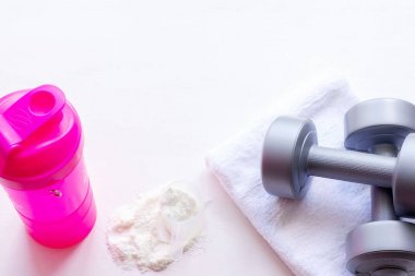 Protein shake, halter ve havlu beyaz arka plan üzerinde