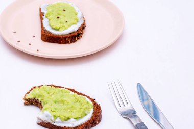 Çavdar ekmeği ve avokado ile kahvaltı veya öğle yemeği için sağlıklı avokado tost. Vejetaryen sandviçler. Bitkisel diyet. Tüm gıda konsepti.