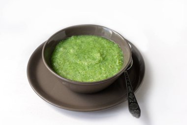 Beyaz bir arka plan üzerinde brokoli püresi Vejetaryen çorbası. Sağlıklı beslenme kavramı.