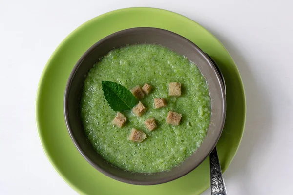 Zuppa vegetariana di purea di broccoli su sfondo bianco. Il concetto di alimentazione sana . — Foto Stock