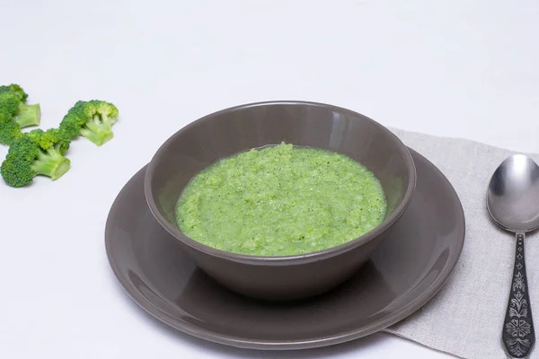 Vegetariánská polévka z brokolicí na bílém pozadí. Pojetí zdravého stravování. — Stock fotografie