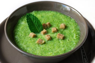 Beyaz bir arka plan üzerinde brokoli püresi Vejetaryen çorbası. Sağlıklı beslenme kavramı.