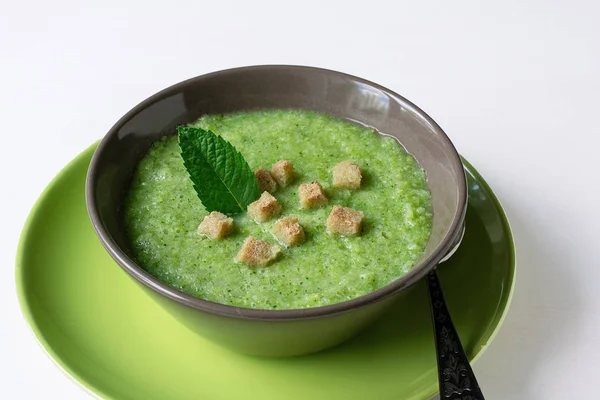 Zuppa vegetariana di purea di broccoli su sfondo bianco. Il concetto di alimentazione sana . — Foto Stock