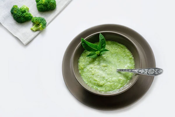 Zuppa vegetariana di purea di broccoli su sfondo bianco. Il concetto di alimentazione sana . — Foto Stock