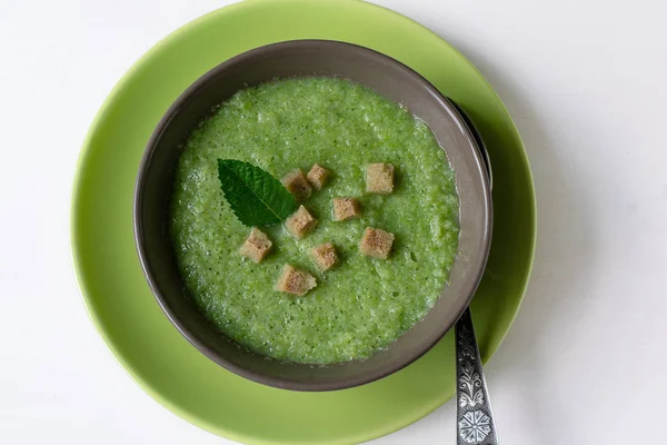 Zuppa vegetariana di purea di broccoli su sfondo bianco. Il concetto di alimentazione sana . — Foto Stock