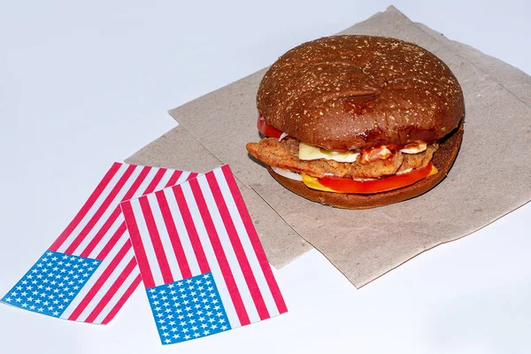 Composición con bandera americana y hamburguesa sobre fondo blanco. Bandera americana, Bandera USA — Foto de Stock