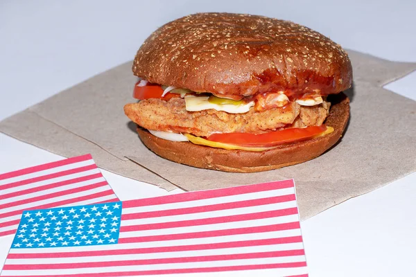 Composición con bandera americana y hamburguesa sobre fondo blanco. Bandera americana, Bandera USA — Foto de Stock