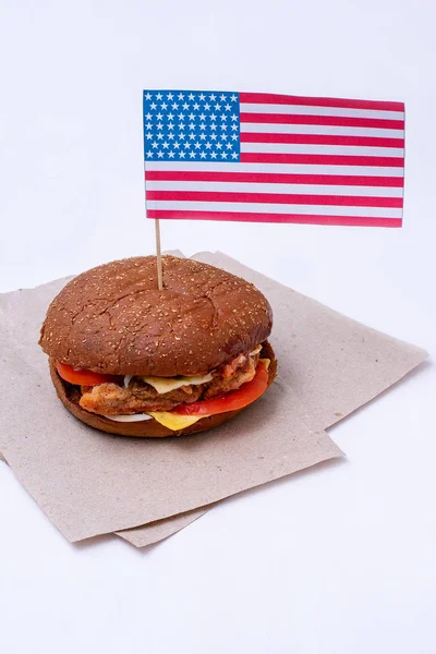 Composición con bandera americana y hamburguesa sobre fondo blanco. Bandera americana, Bandera USA — Foto de Stock