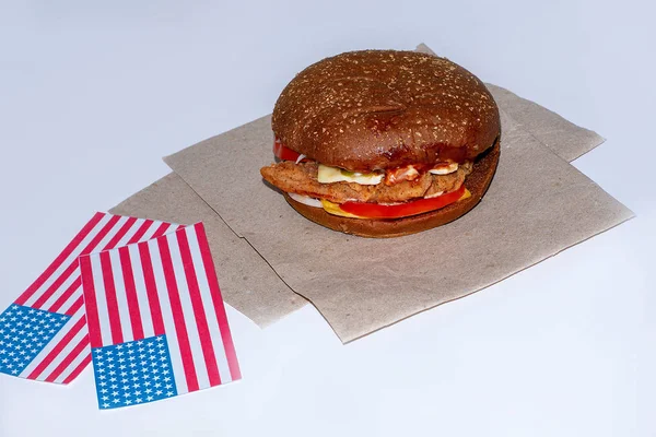 Composición con bandera americana y hamburguesa sobre fondo blanco. Bandera americana, Bandera USA — Foto de Stock