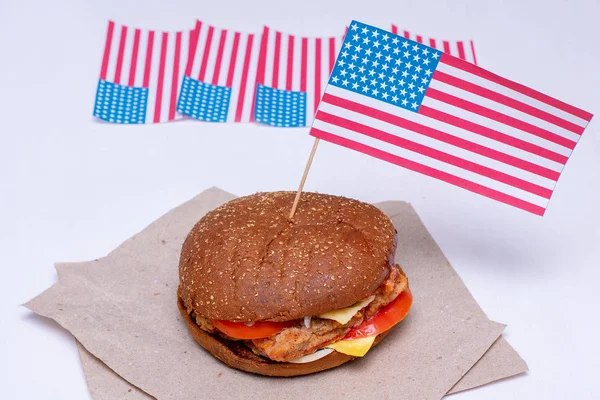 Composición con bandera americana y hamburguesa sobre fondo blanco. Bandera americana, Bandera USA — Foto de Stock